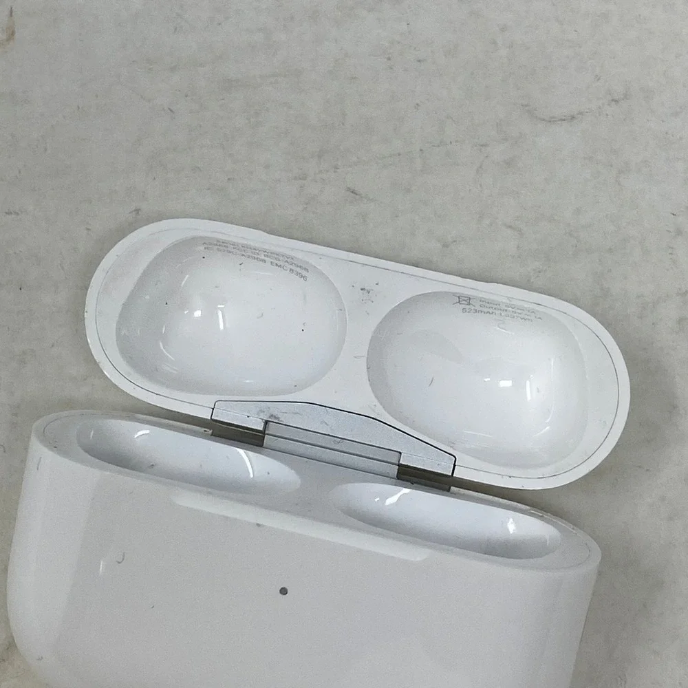 Apple AirPods Pro 2nd Gen MagSafe Charging Case USB-C White A2968 Untested